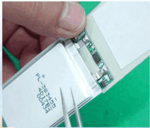 避免用鑷子之類的利器接觸電芯表面，防止刺破電芯包裝而造成漏液。